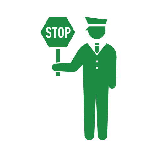 STOPの看板を持つ警官