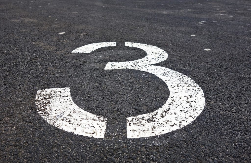 道路に描かれた「3」